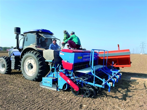 在淄博,桓台县鑫泽农机专业合作社的工作人员在田间忙碌。本组图片均由新华社发